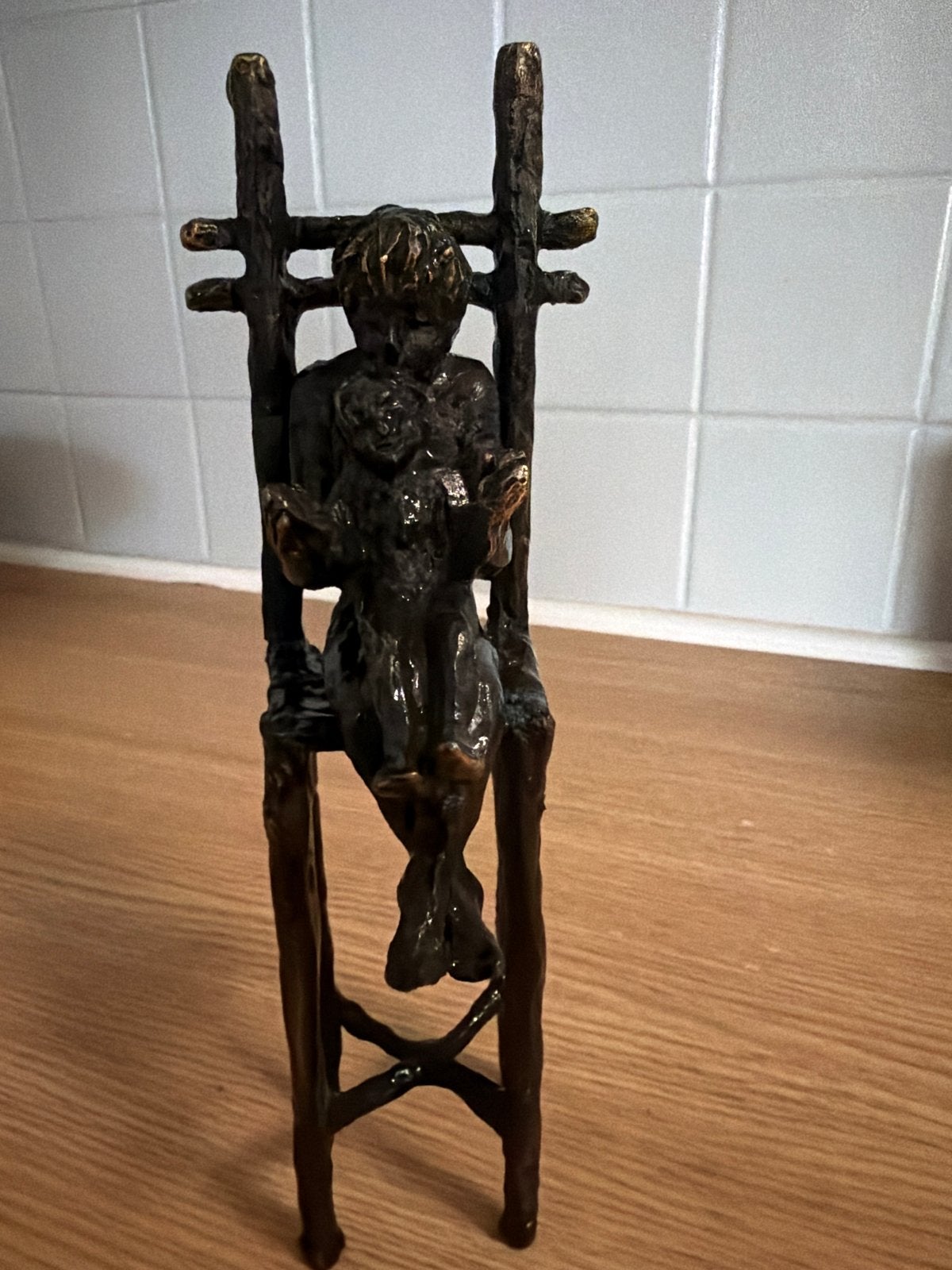 Bronzen beeldje van kind op stoel - Astrid Veldhuyzen koppen, Ophalen of Verzenden