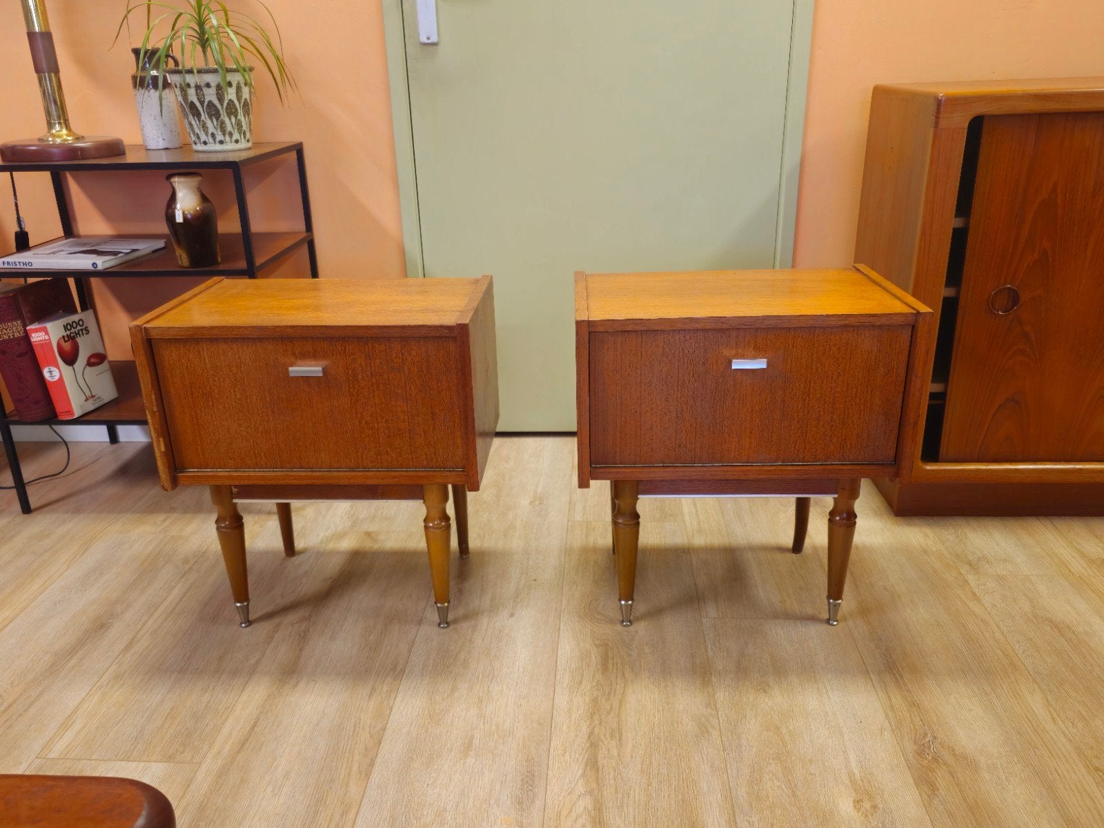 Twee Vintage Teak Fineer Nachtkastjes Kastjes Bedkastjes, Gebruikt, Minder dan 45 cm, Onbekend, Onbekend
