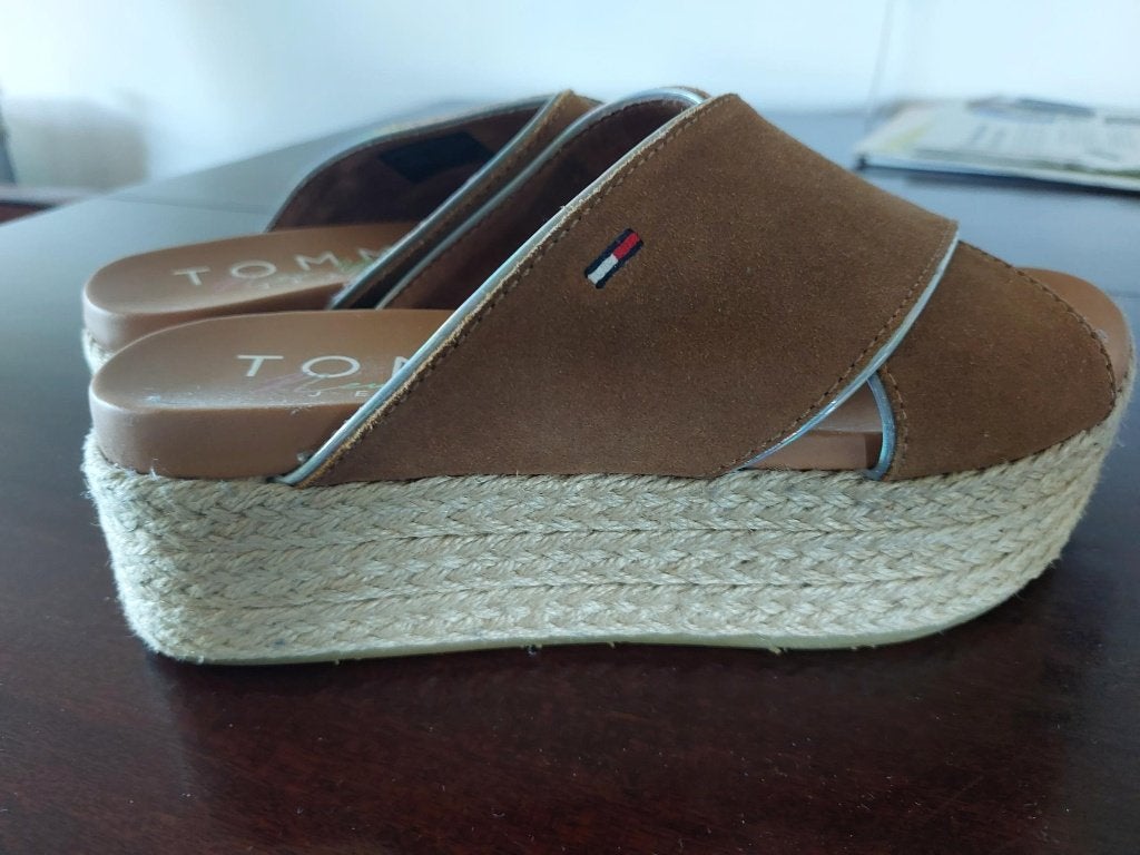 Slippers Tommy Hilfiger camel maat 37, Kleding | Dames, Schoenen, Slippers, Overige kleuren, Verzenden, Nieuw