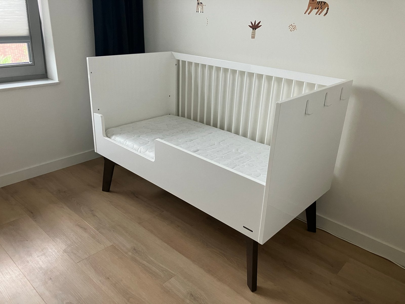Kidsmill Sixties Babykamer Ledikant Bed 70x140 incl. matras, Kinderen en Baby's, Kinderkamer | Bedden, Ophalen, 70 tot 85 cm, 140 tot 160 cm