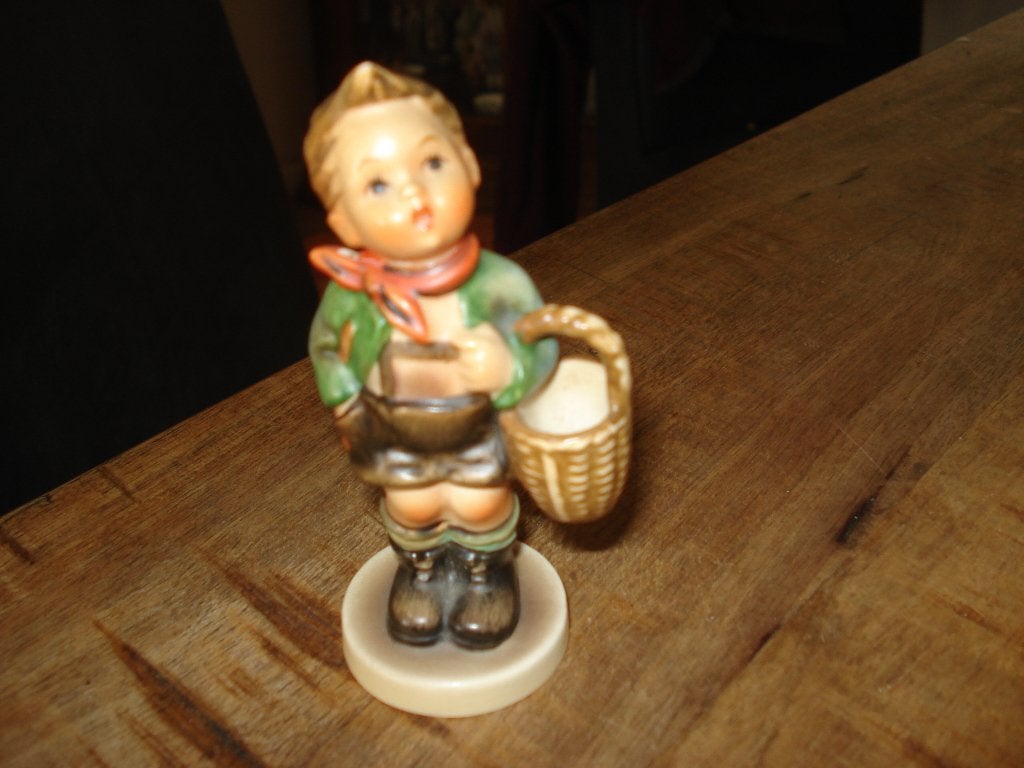 HUMMEL 51  VILLAGE BOY, Verzamelen, Beelden en Beeldjes, Ophalen of Verzenden, Zo goed als nieuw, Hummel