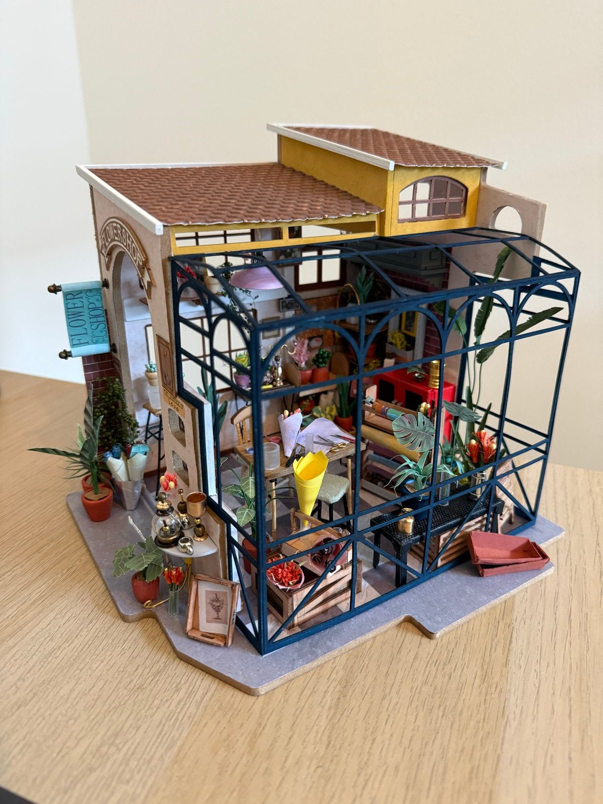Robotime Miniatuur Bloemenwinkel Huisje met LED, Ophalen, Zo goed als nieuw, Jongen of Meisje