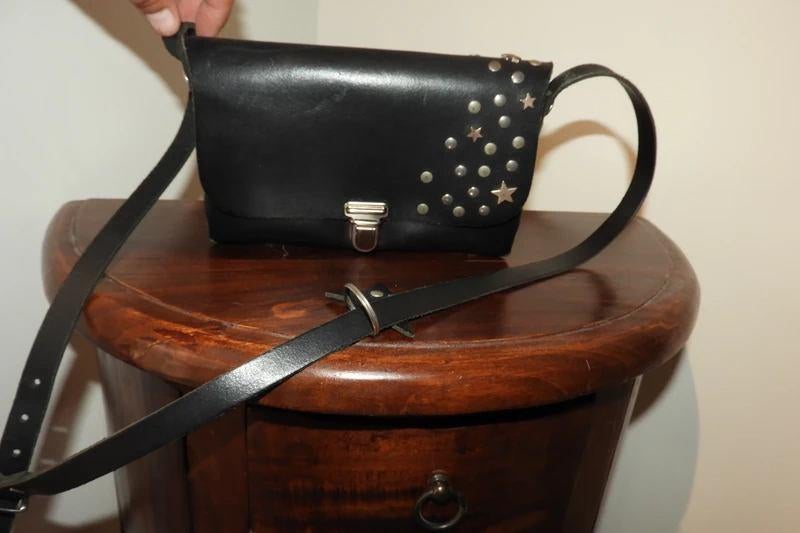 Napsoe leer schouder tasje sterren studs hanger Festival, Verzenden, Zo goed als nieuw, Zwart, Schoudertasje