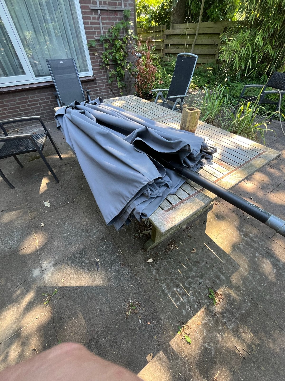 Grote houten tuintafel met parasol, Ophalen, Gebruikt, 2 tot 3 meter, Stokparasol