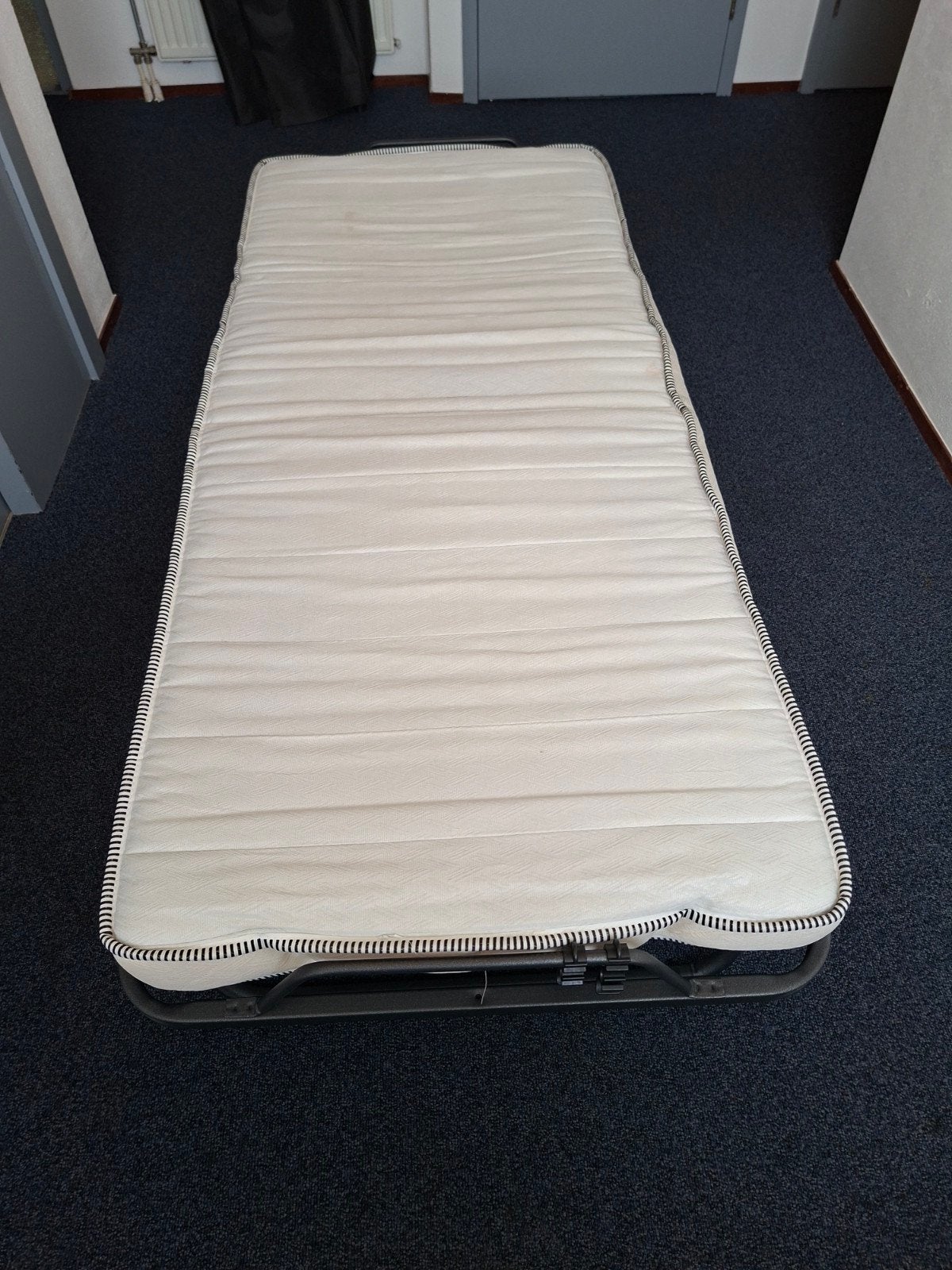 Opvouwbaar logeerbed met matras en hoes, Ophalen, Gebruikt, Eenpersoons, Praktisch, Opvouwbaar