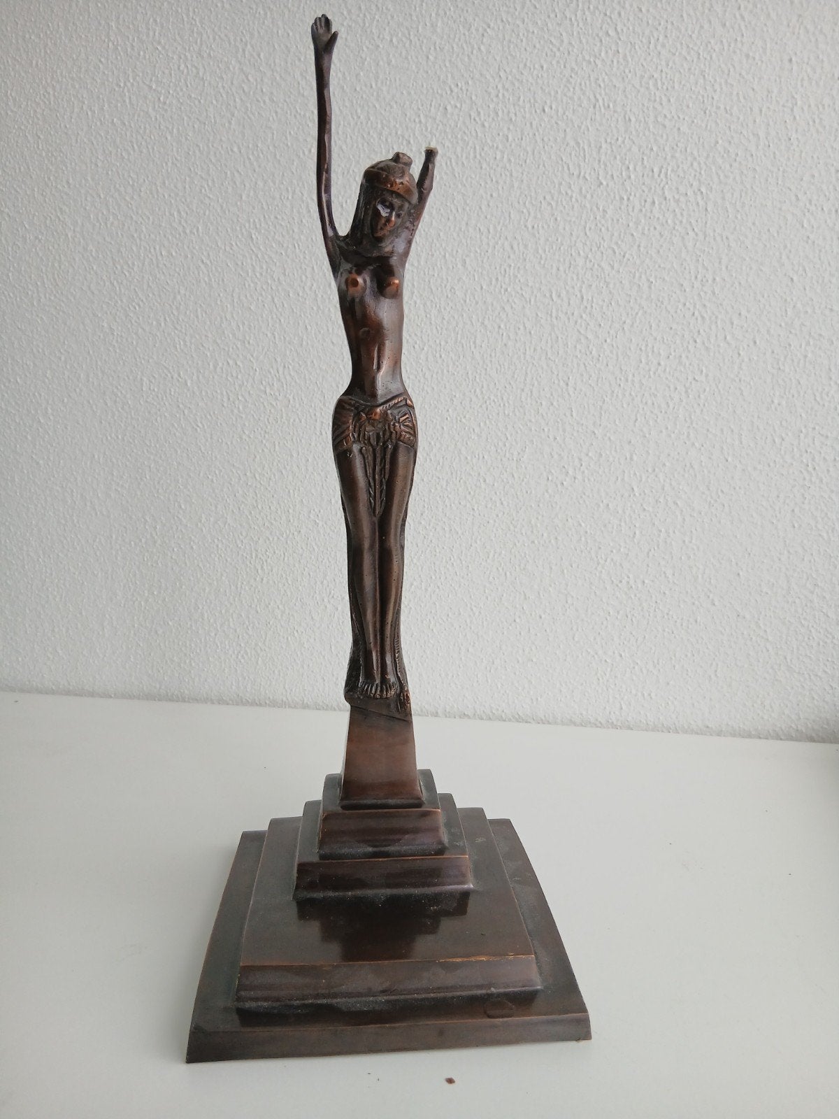 Art Deco bronzen beeld van Valente, vrouw met opgestoken arm, Art deco, Ophalen of Verzenden, Brons, 20 - 50 cm