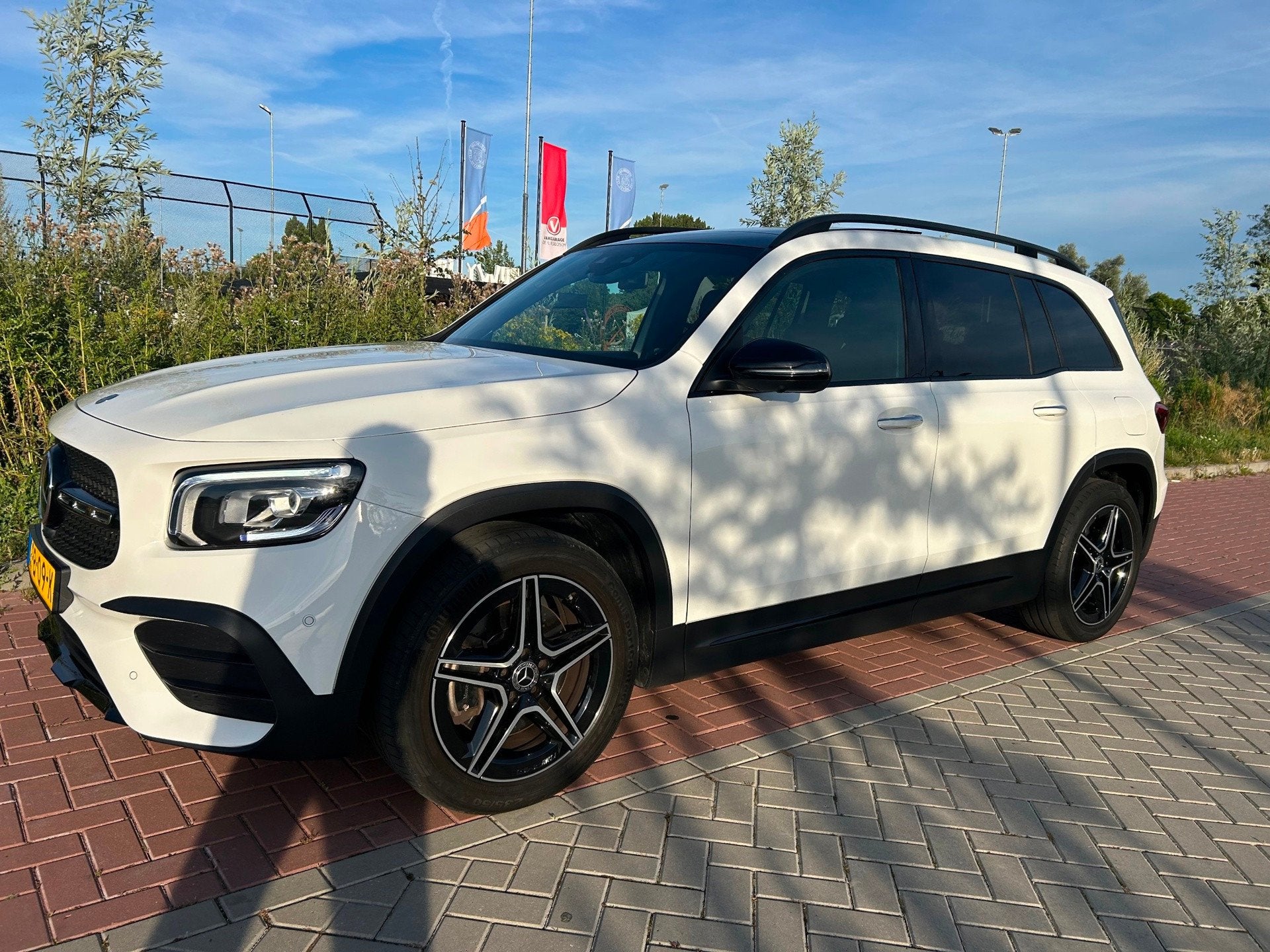 Mercedes-Benz GLB 250 4MATIC AMG Pano Trekhaak Apple Carplay, Gebruikt, 4 cilinders, 2000 kg, Vierwielaandrijving