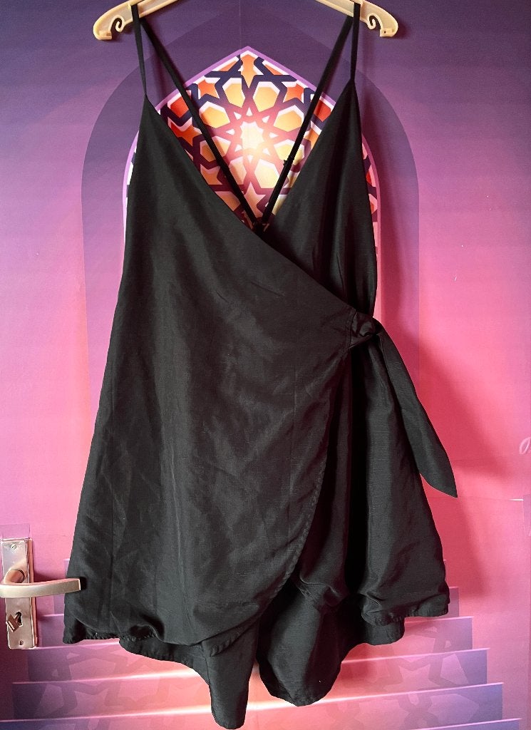 Leuke playsuit met omslag/rokje 44 aan de voorkant nu 24,99€, Zwart, Maat 42/44 (L), Ophalen of Verzenden, Zo goed als nieuw