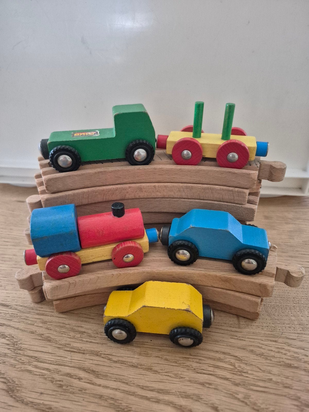 Houten speelgoedvoertuigen en treinbaan - Set van 5, Ophalen of Verzenden, Gebruikt