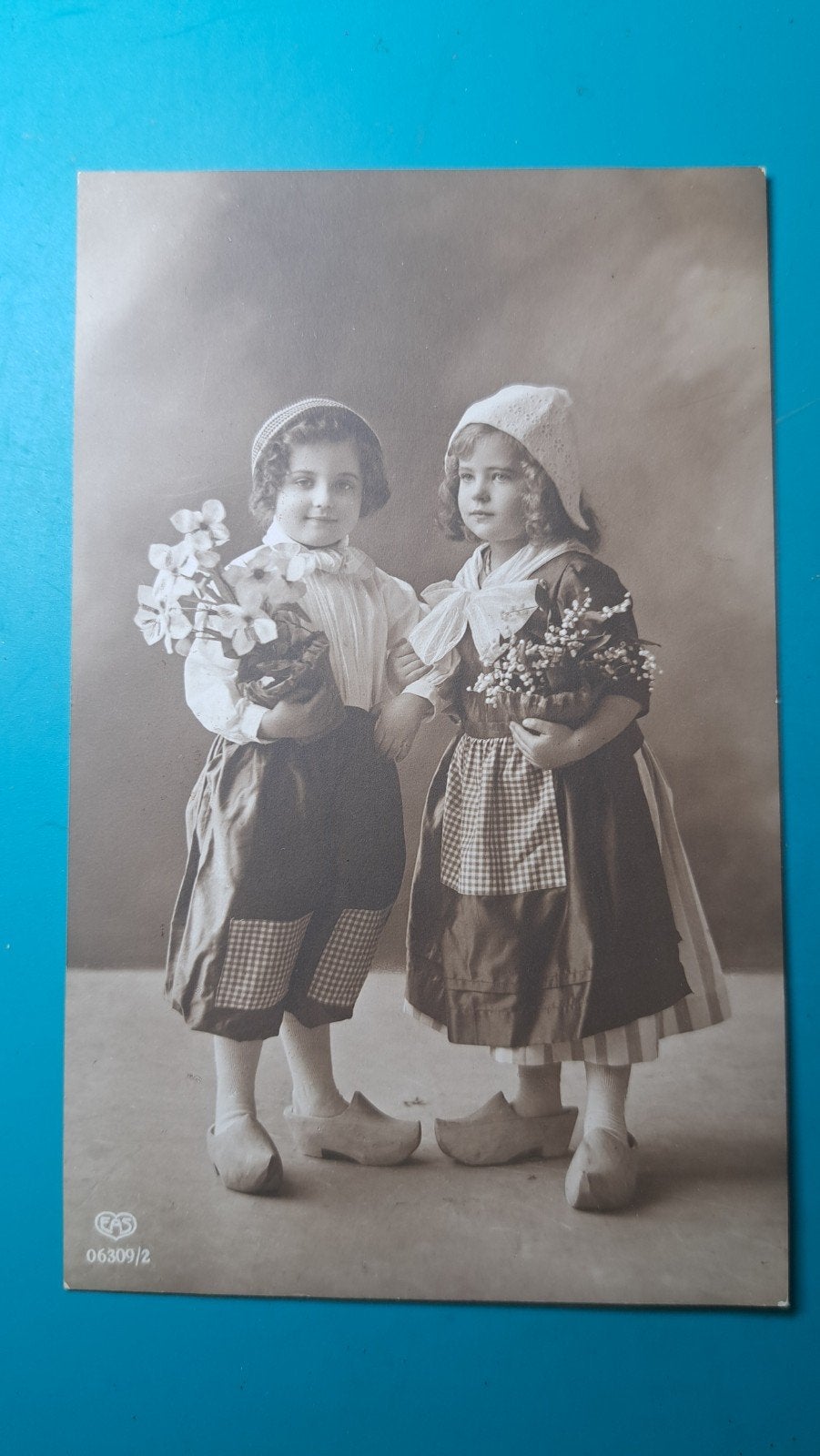 Kinderen in klederdracht 1915. EAS 06309/2, Ophalen of Verzenden, Voor 1920, Gelopen