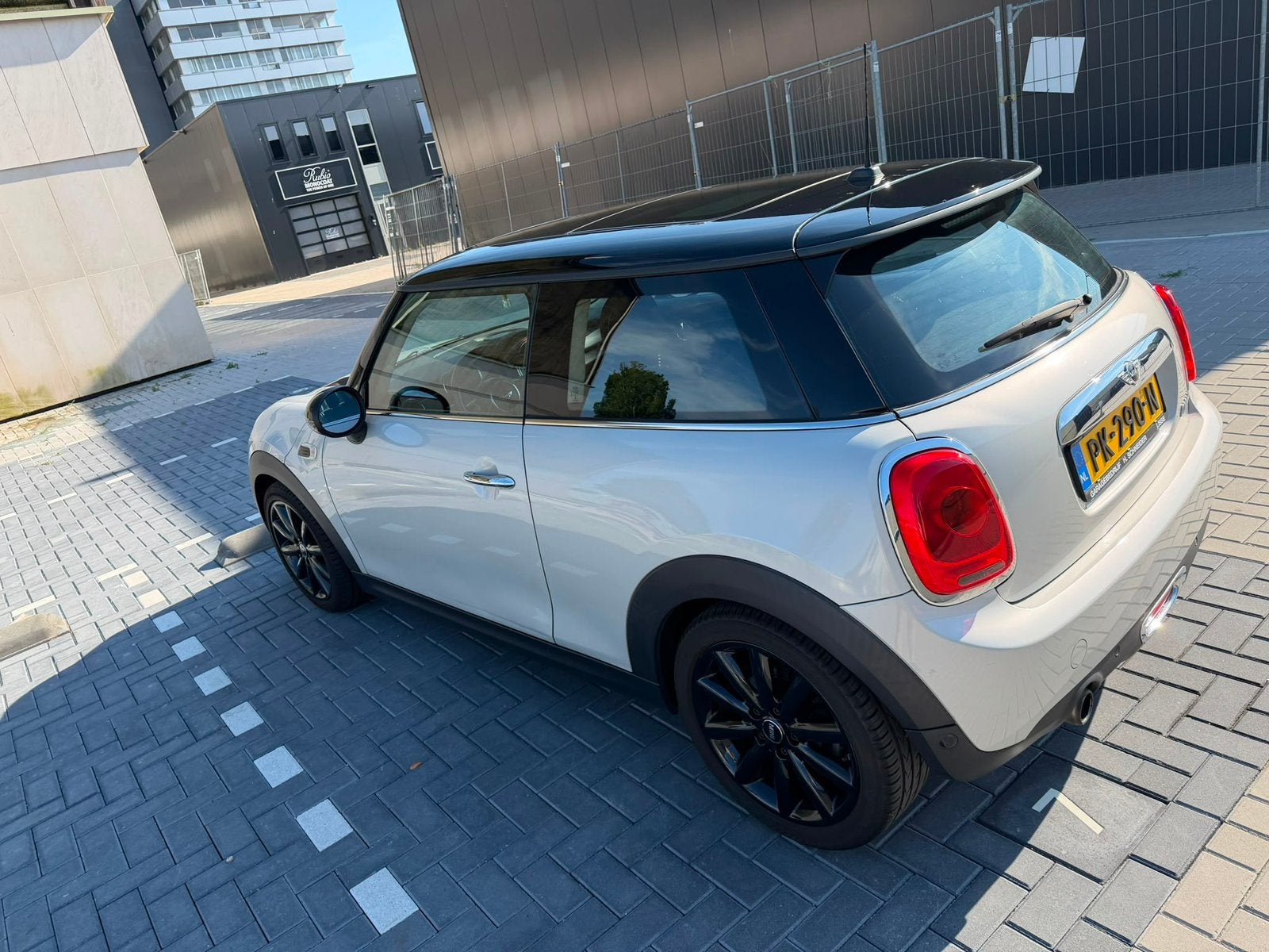 Mini 1.5 Cooper Wit-grijs + pano + stoelverwarming + APK, Voorwielaandrijving, Zwart, 4 stoelen, 49 €/maand