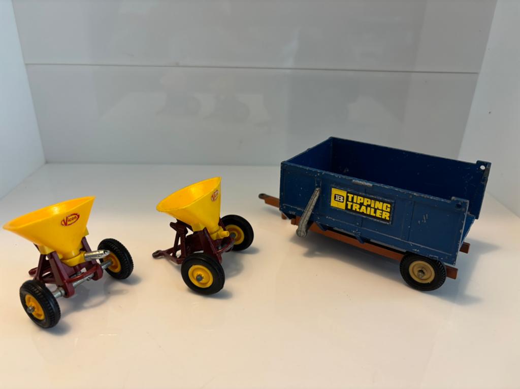 Vintage Britains Ltd Tipping trailer & 2x Vicon kunstmest, Ophalen of Verzenden, Gebruikt, Tractor of Landbouw, Britains