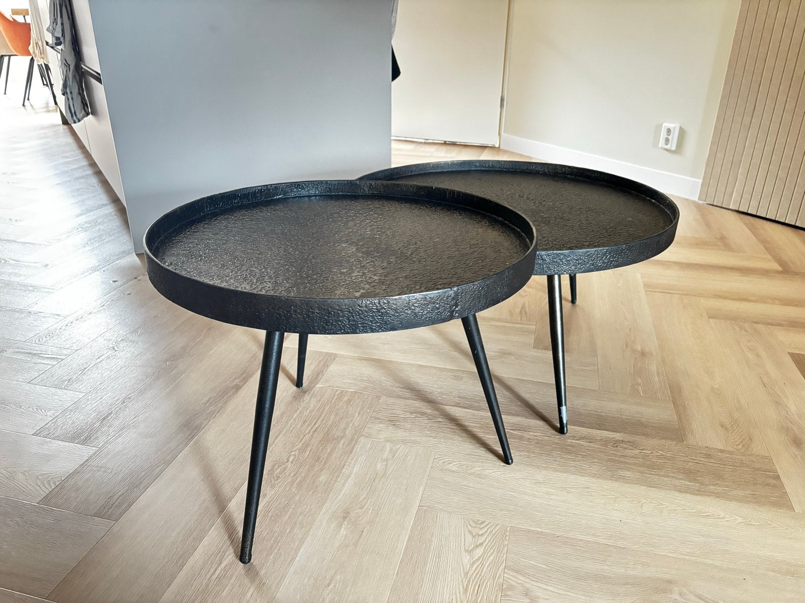 Set van 2 zwarte metalen salontafels, rond met bronzen tint, Rond, Zo goed als nieuw, Metaal, 50 tot 100 cm