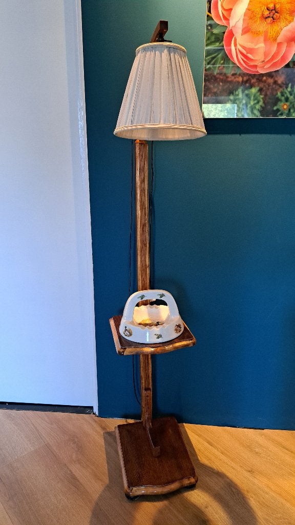 Oude staande vintage lamp met tafeltje  / Rooktafel, Huis en Inrichting, Lampen | Vloerlampen, Ophalen, 100 tot 150 cm, Vintige