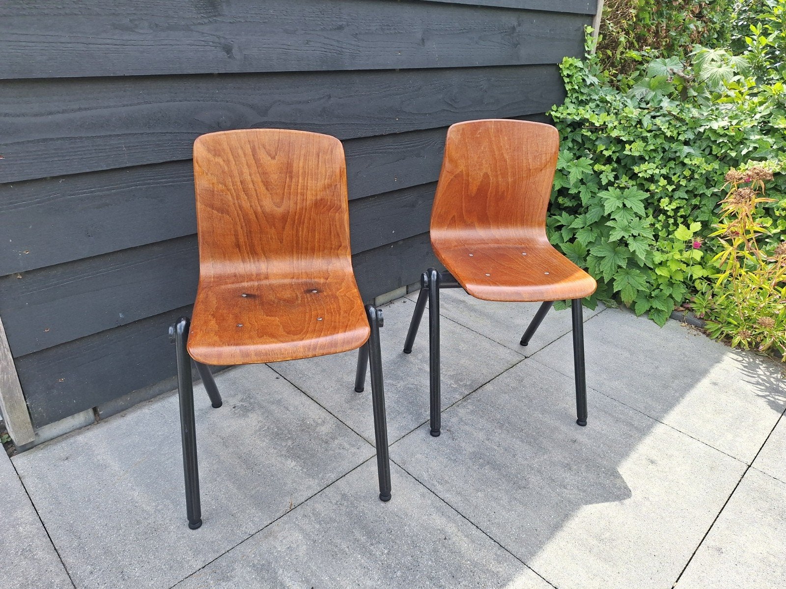 Set van 2 vintage schoolstoelen - hout en metaal, Huis en Inrichting, Stoelen, Ophalen, Gebruikt, Twee, Bruin
