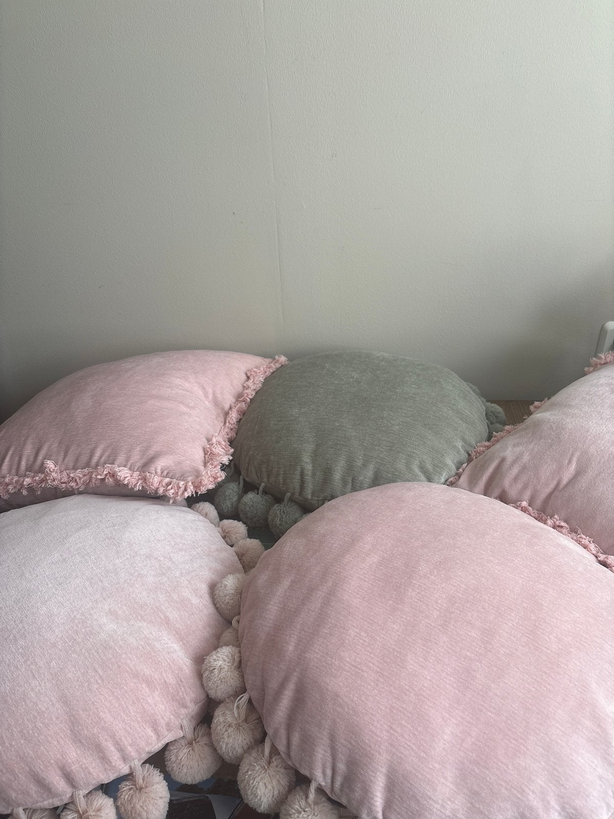 Unique living sierkussens met pompons - Roze en Groen, Ophalen, Meerkleurig, Inclusief binnenkussen, Rond