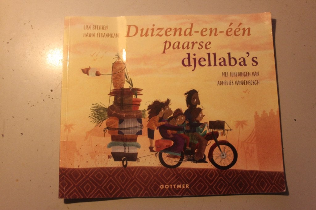 701o - boek - duizend-en-een paarse djellaba s - lisa boerse, Ophalen of Verzenden, Gelezen, Fictie algemeen