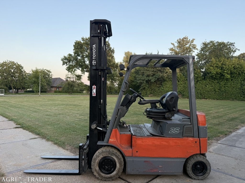 Toyota 2500KG elektrisch triplo 6.5M freelift Sideshift, Zakelijke goederen, Machines en Bouw | Heftrucks en Intern transport