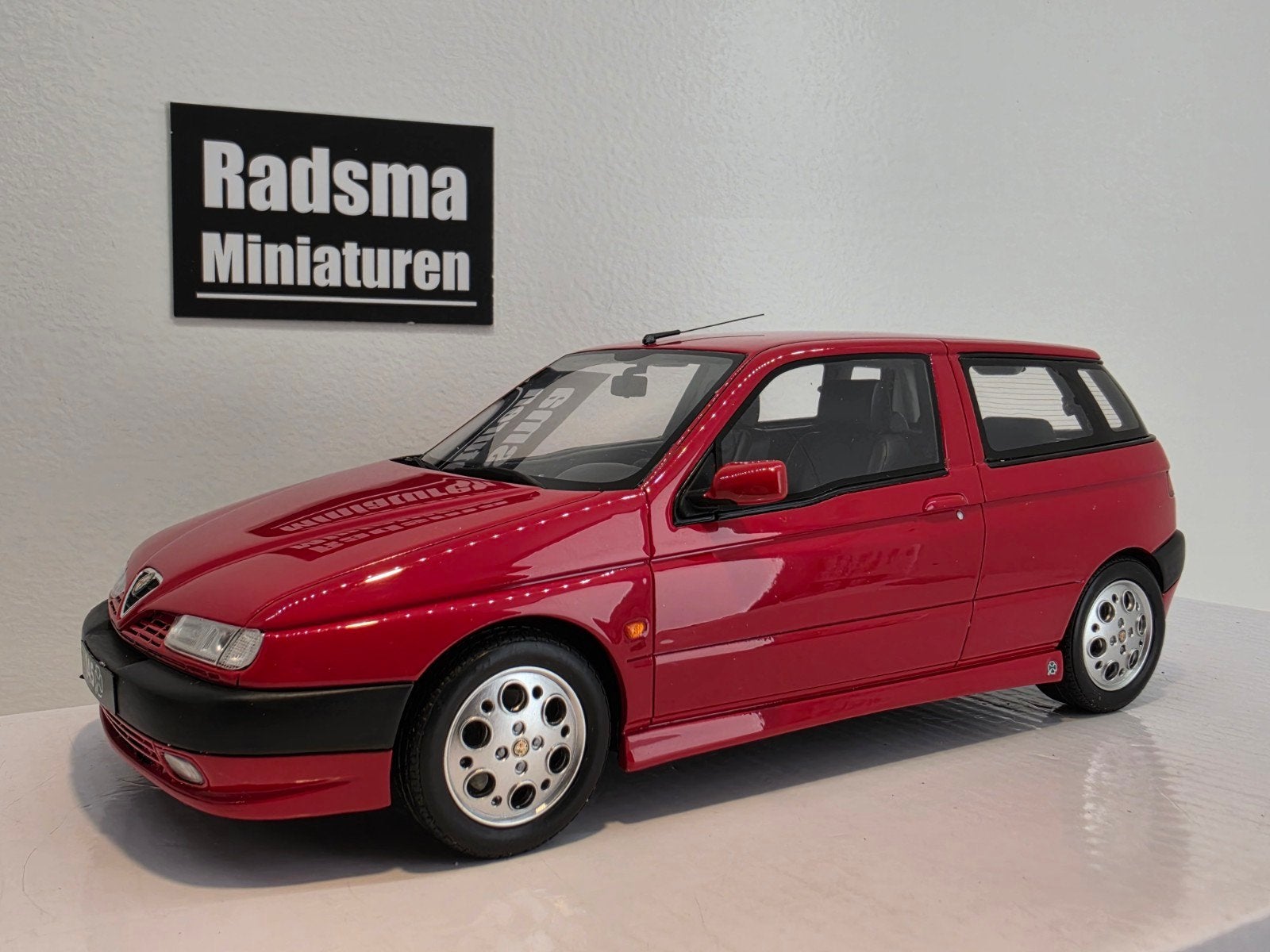 Alfa Romeo 145 Quadrofoglio - Red Rosso - 1:18 Ottomobile, OttOMobile, Auto, Ophalen of Verzenden, Zo goed als nieuw