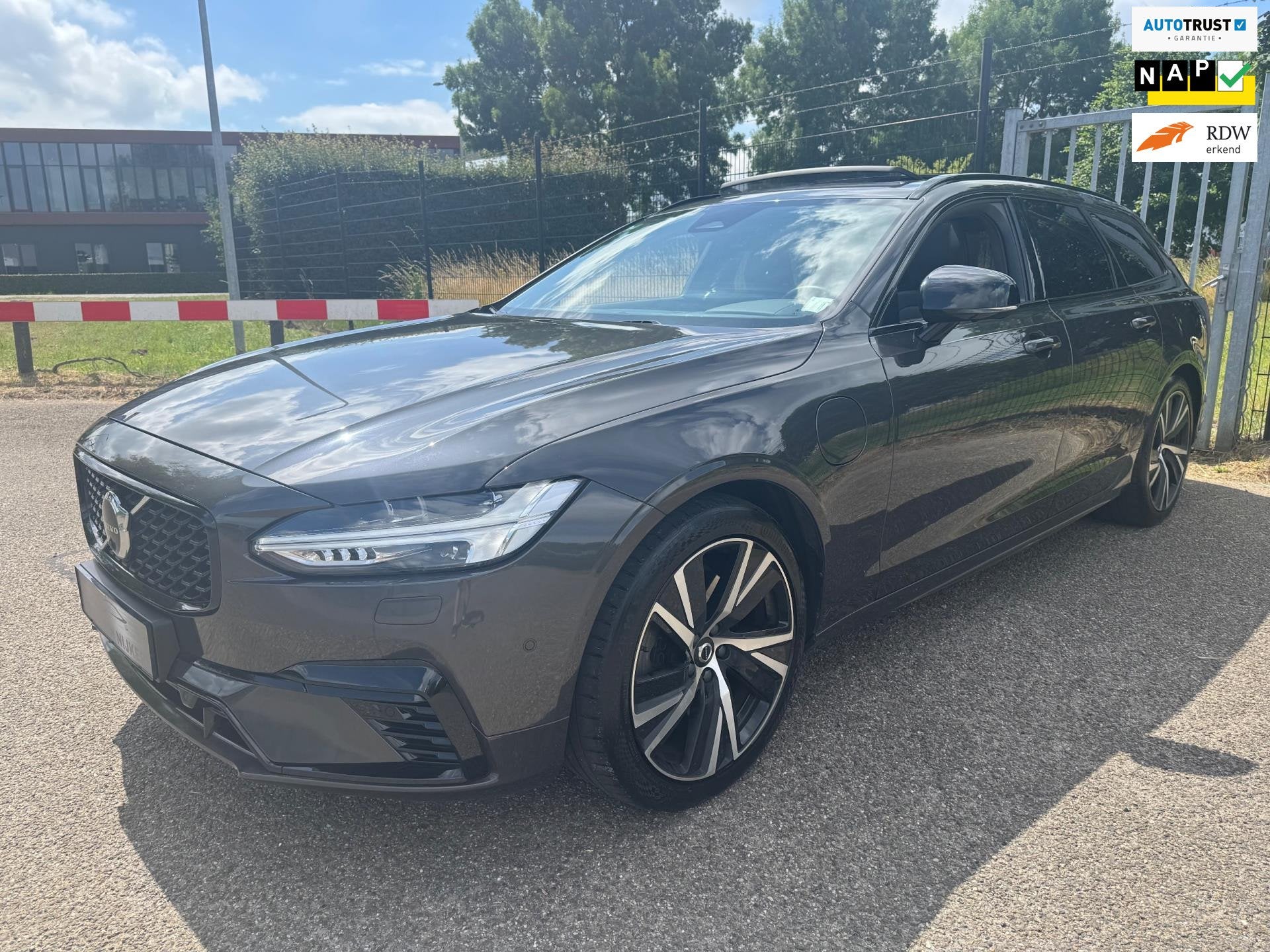 Volvo V90 2.0 T6 AWD Recharge R-Design Facelift Panodak 1eig, Automaat, Dealer onderhouden, Euro 6, 4 cilinders
