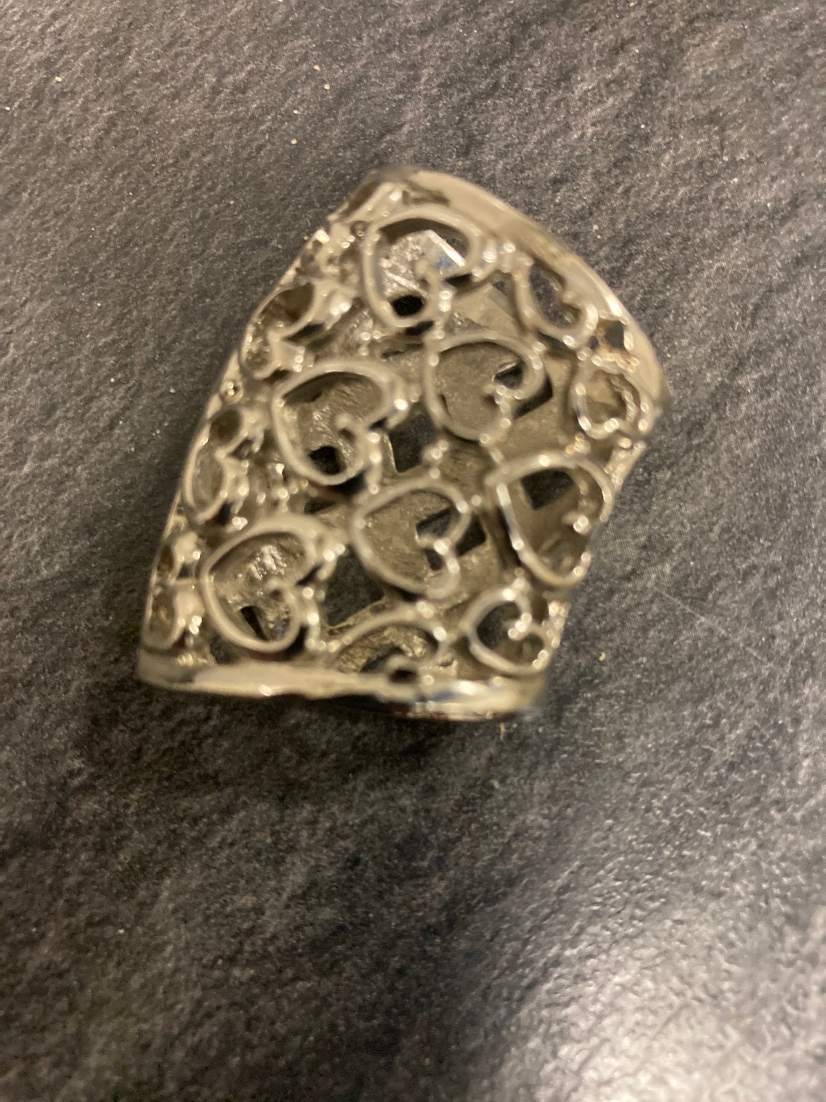 Zilverkleurige ring met hartjespatroon, 18 tot 19, Gebruikt, Ophalen of Verzenden, Dame of Heer