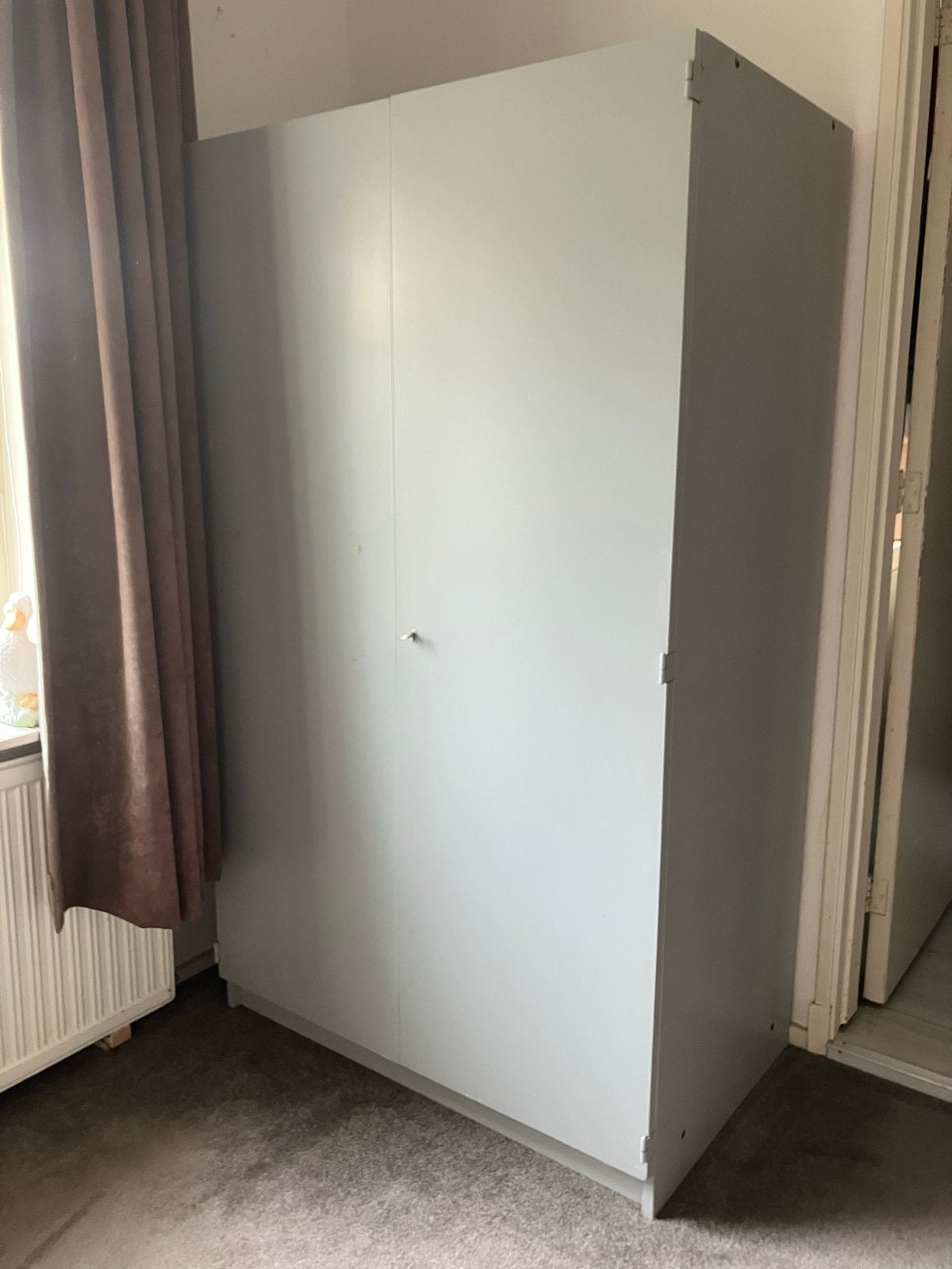 Praktische linnenkast / kledingkast met planken en hangruimt, Overige materialen, Met deur(en), Gebruikt, 100 tot 150 cm