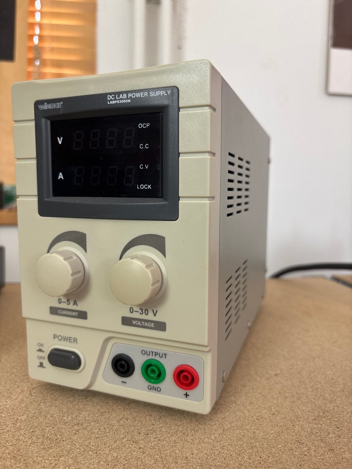 Velleman LABPS3005N DC Labvoeding 0-30V 0-5A, Ophalen, Gebruikt