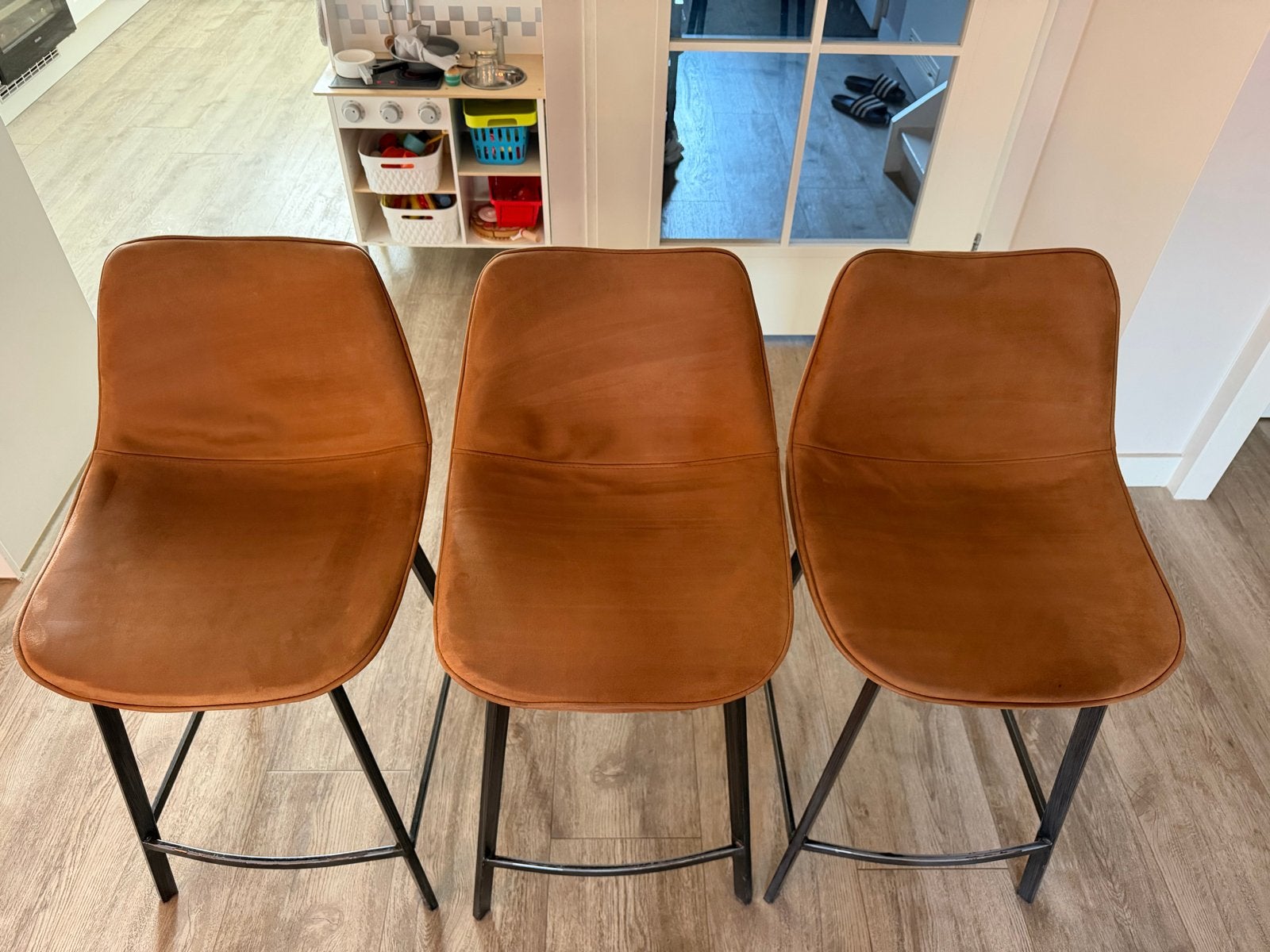 Set van 3 bruine leren barkrukken met metalen onderstel, Gebruikt, Met voetsteun, 60 tot 90 cm, Leer
