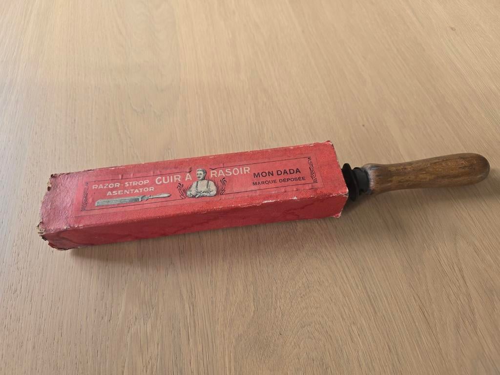 Antieke scheermesstrop Mon Dada met orginele hoes €25, Antiek en Kunst, Antiek | Gereedschap en Instrumenten, Ophalen of Verzenden
