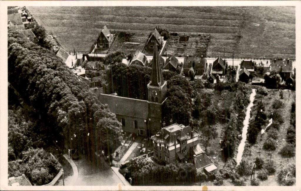 Langweer - NH Kerk en Pastorie - Luchtfoto, Ophalen of Verzenden, 1940 tot 1960, Gelopen, Friesland