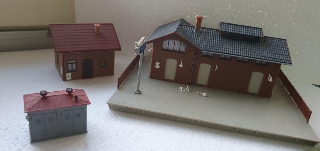 Faller 190277 station Amselfingen met baanwachtershuisje HO, Hobby en Vrije tijd, Modeltreinen | H0, Overige merken, Gebruikt