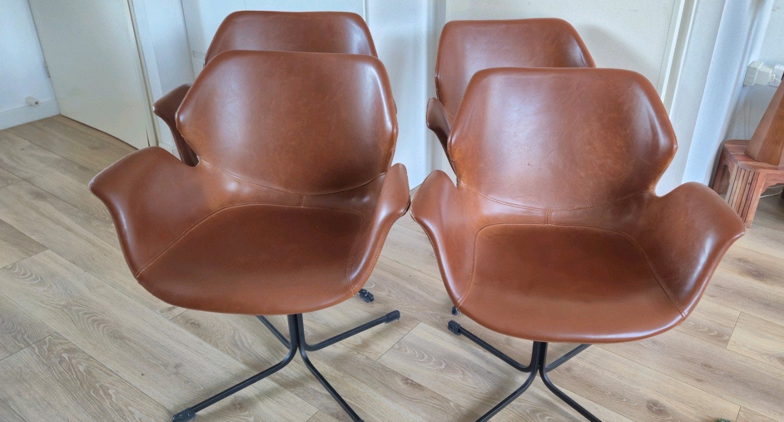 4 Zuiver Nikki Leer Eetkamerstoelen, Huis en Inrichting, Ophalen, Gebruikt, Bruin, Leer