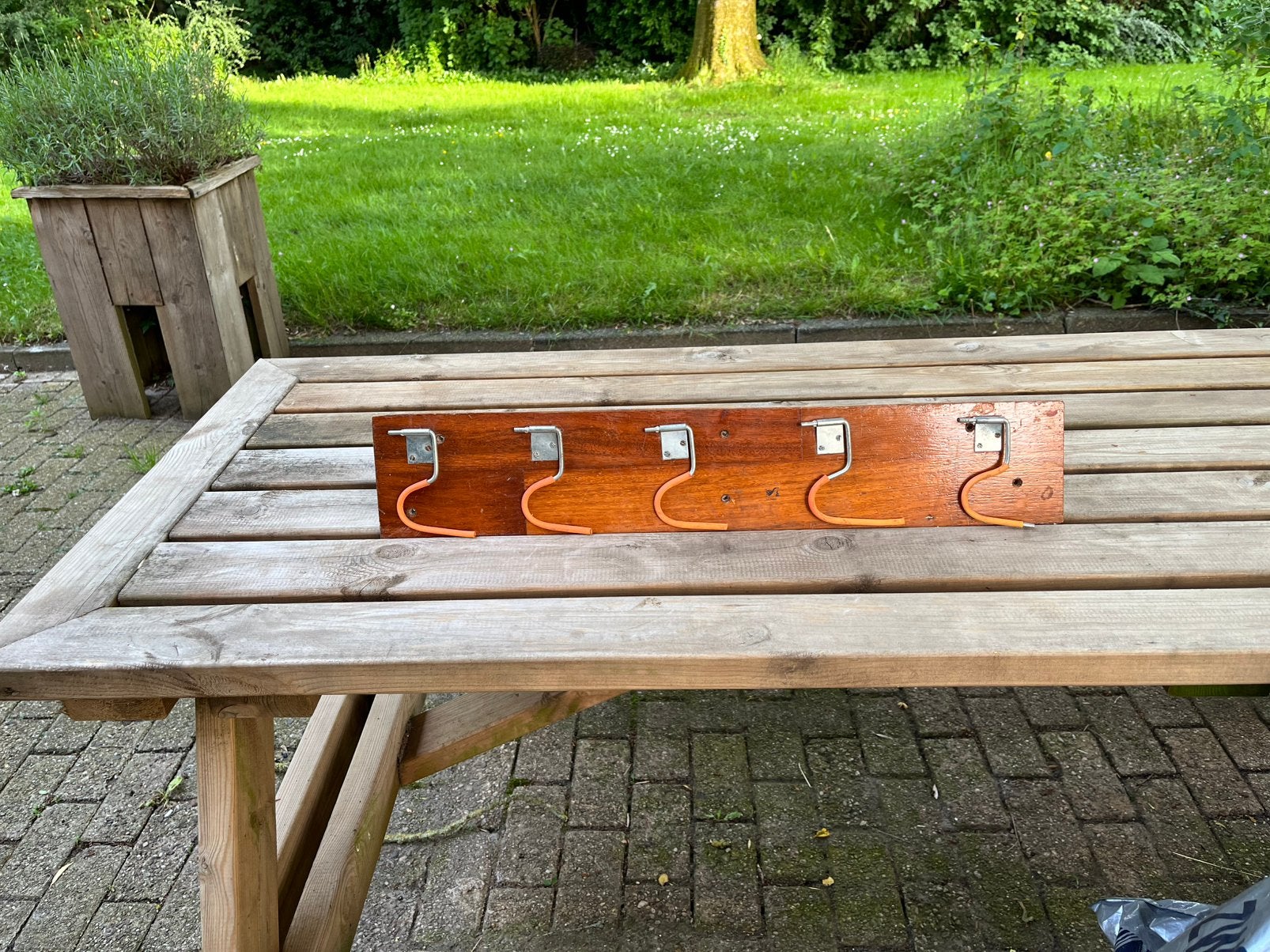 Tuingereedschap ophanghaken op plank, Ophalen of Verzenden, Gebruikt