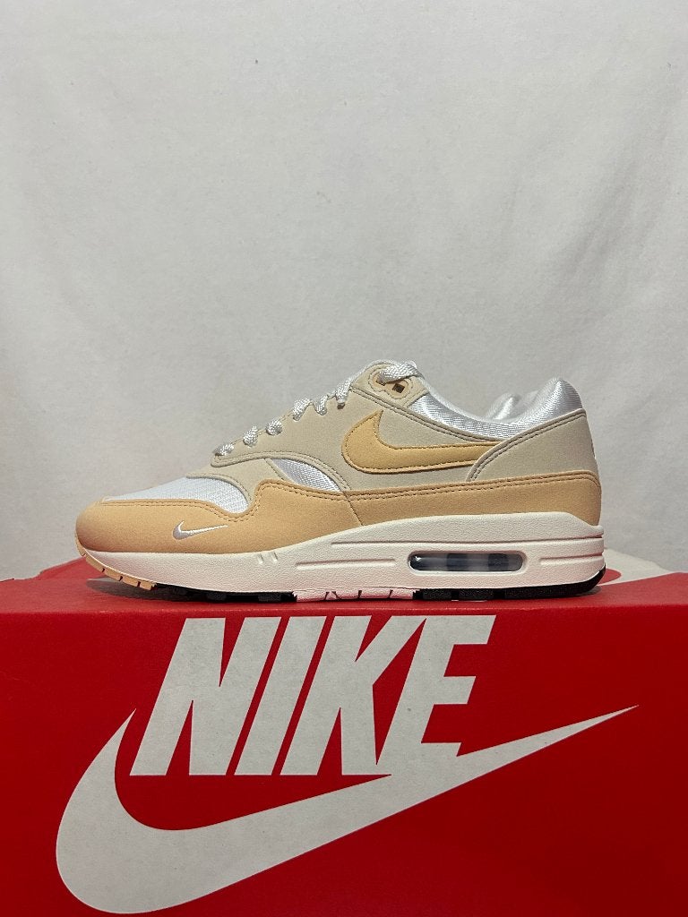 NIEUW IN DOOS! Maat 41 - Nike Air Max 1 Light Orewood Brown, Overige kleuren, Verzenden, Nike, Nieuw
