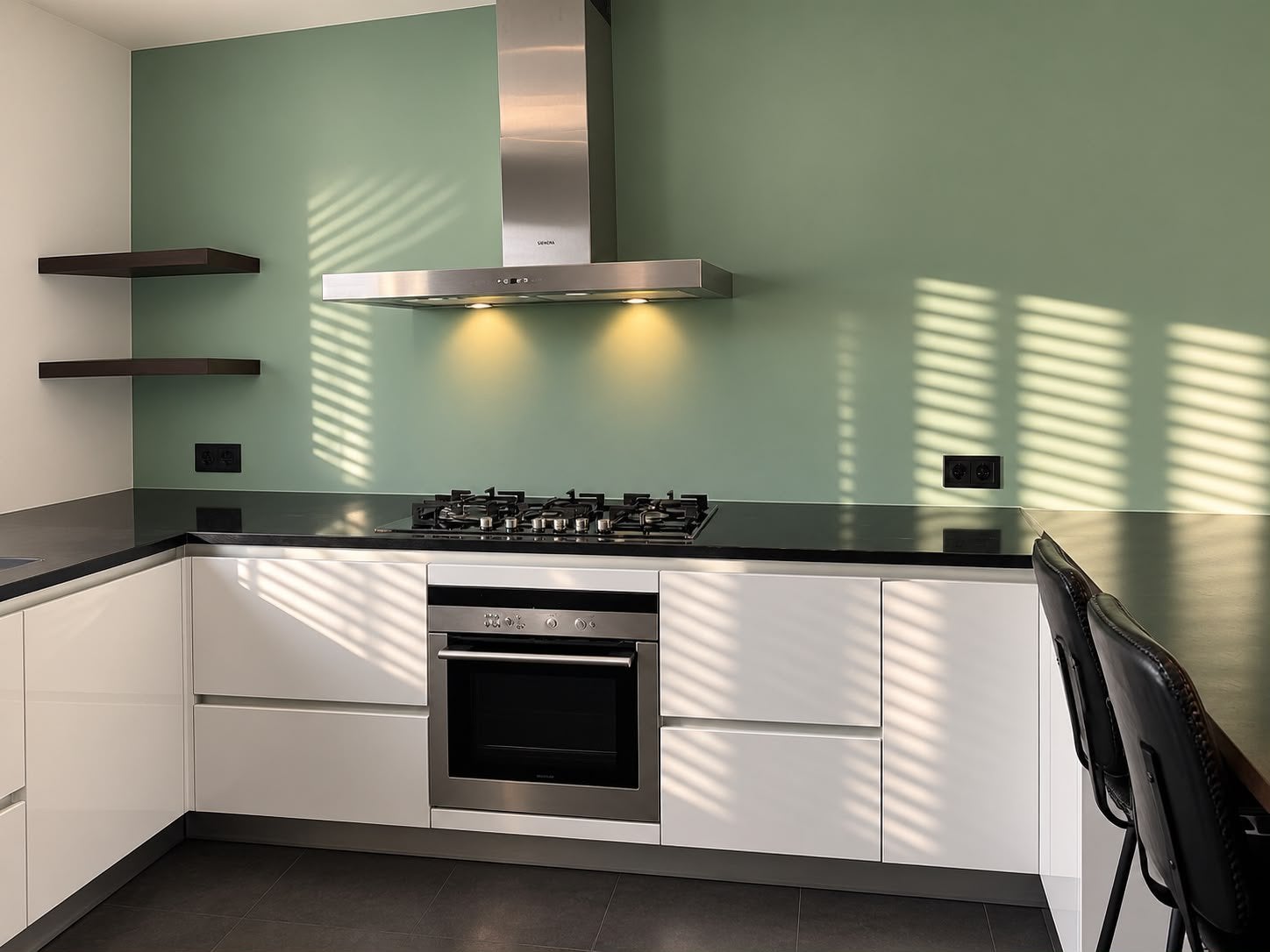 Luxe moderne L-keuken met eilandtafel!, Ophalen, Zo goed als nieuw, Wit