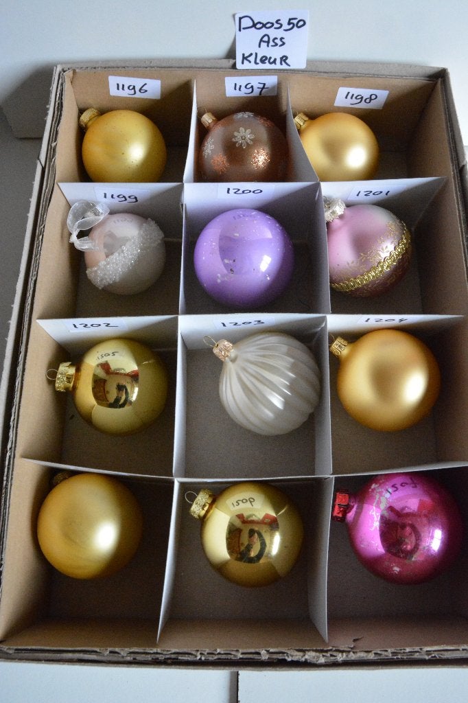 Kerstballen gekleurd Doos 50, Ophalen of Verzenden, Zo goed als nieuw