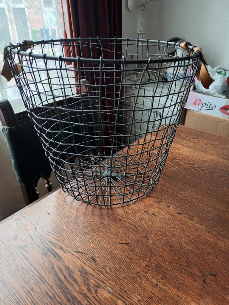Metalen draadmand met leren handvatten, Ophalen