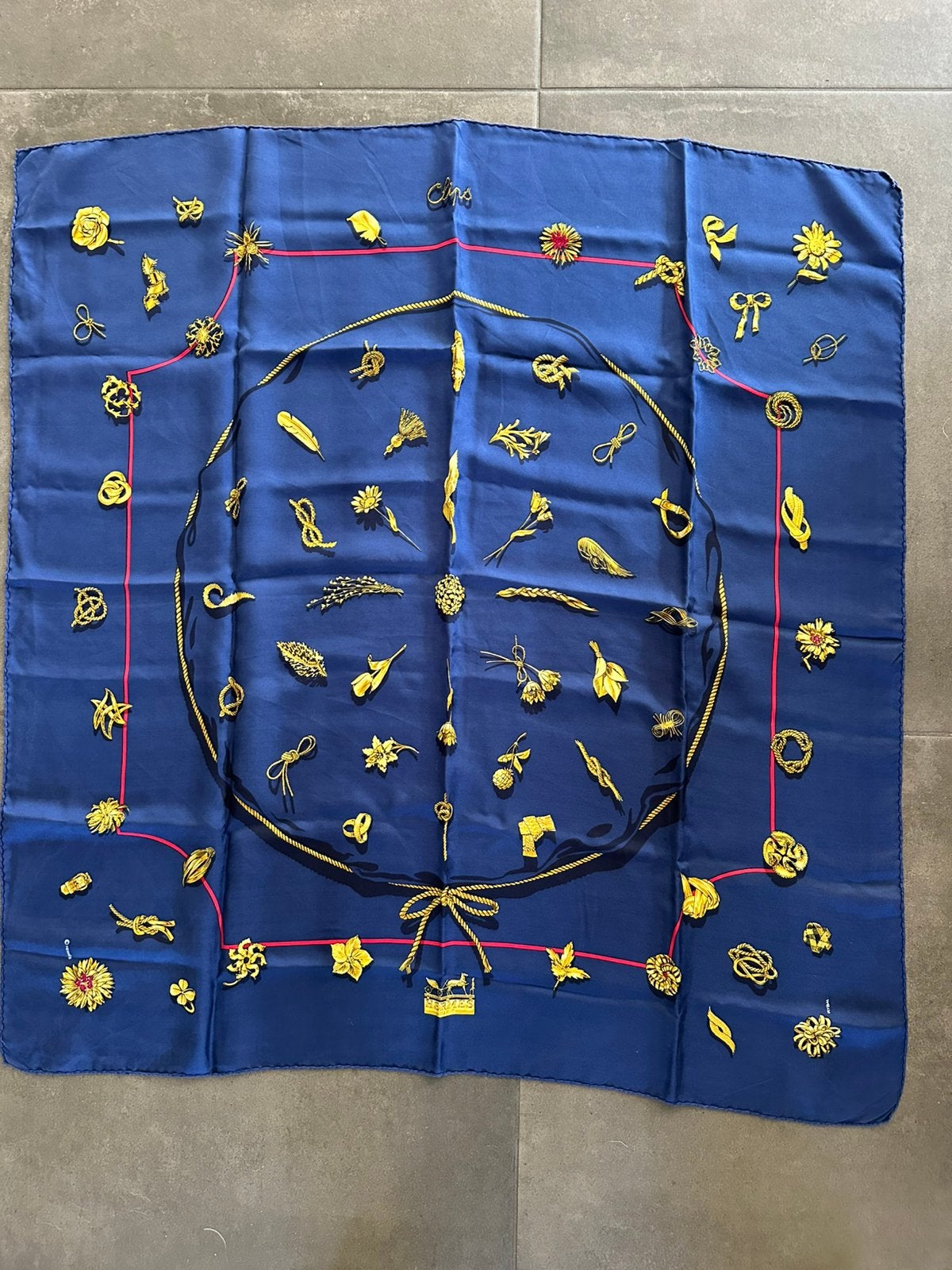 Hermès zijde carre sjaal “Clips” 1986, Ophalen of Verzenden, Gedragen, Maat 42/44 (L), Sjaal
