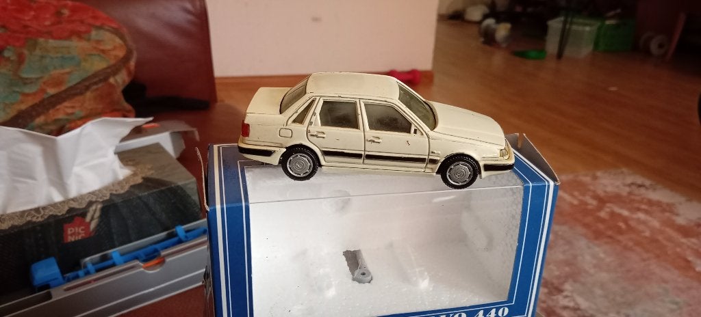 1:43 volvo 400 serie AHC pillen loop sloop, Ophalen of Verzenden, Gebruikt, Auto, Norev