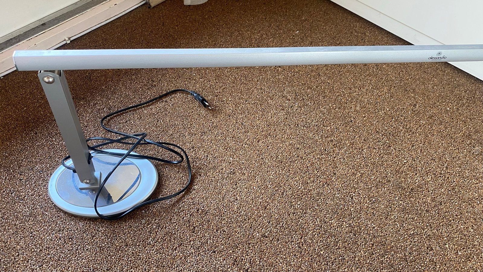 Moderne zilverkleurige bureaulamp met LED, Ophalen, Bureaulamp, LED verlichting, Zo goed als nieuw