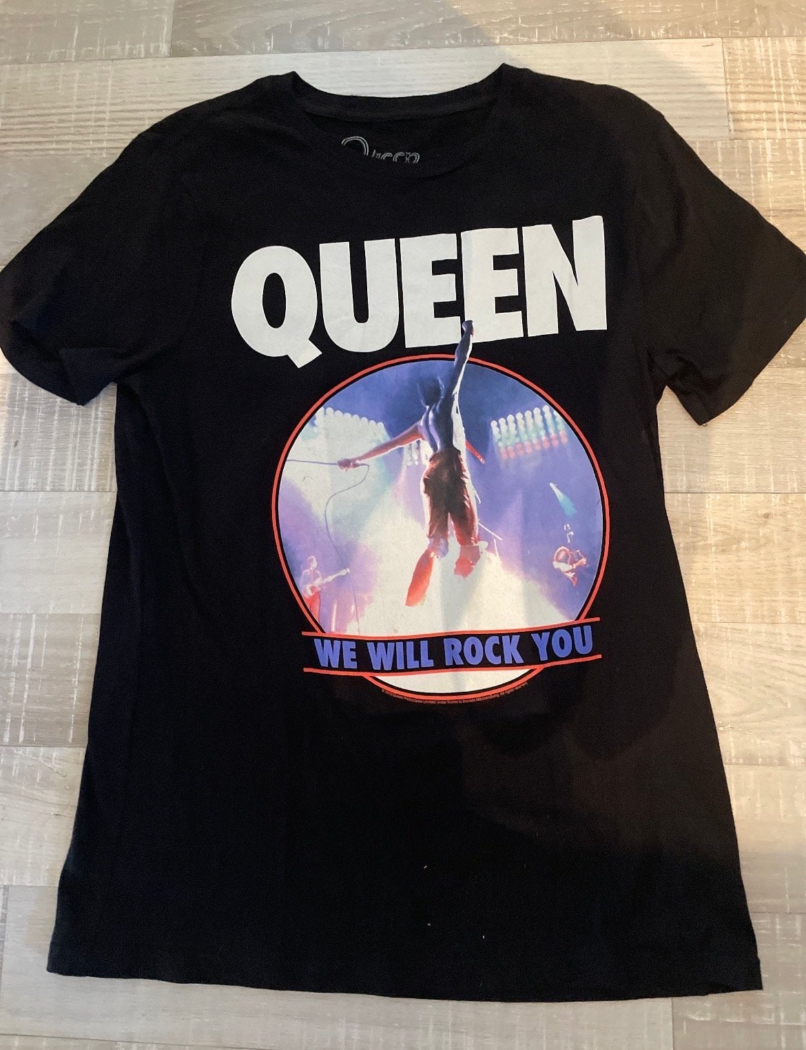 Queen 'We Will Rock You' T-shirt Zwart Maat M, Ophalen of Verzenden, Zo goed als nieuw, Maat 48/50 (M), Zwart