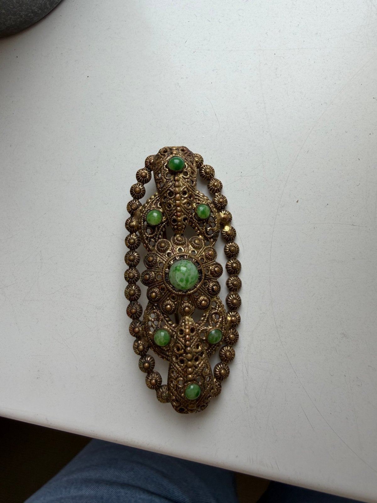 Vintage Broche met Groene Stenen - Sierlijke Ovale Vorm, Overige materialen, 4 tot 7 cm, Gebruikt, Ophalen of Verzenden