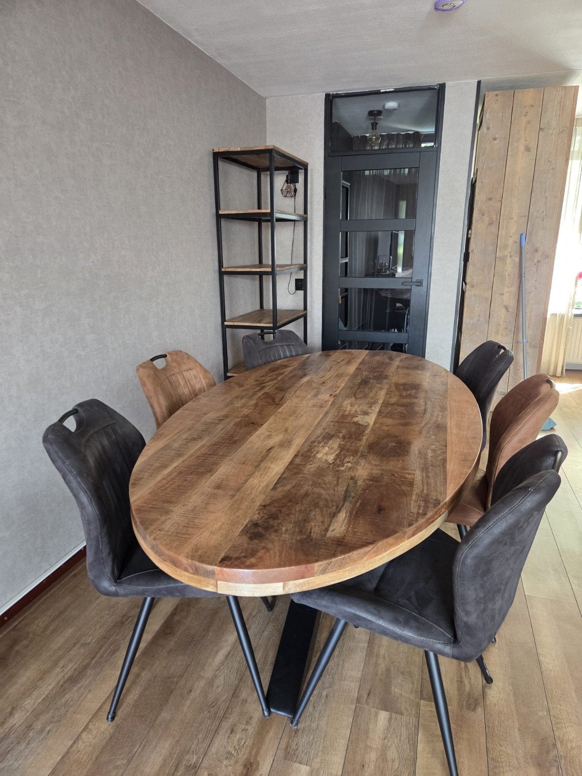 Ovale eettafel met metalen spinpoot en 6 stoelen, Huis en Inrichting, 100 tot 150 cm, 200 cm of meer, Industrieel, Modern, Zo goed als nieuw