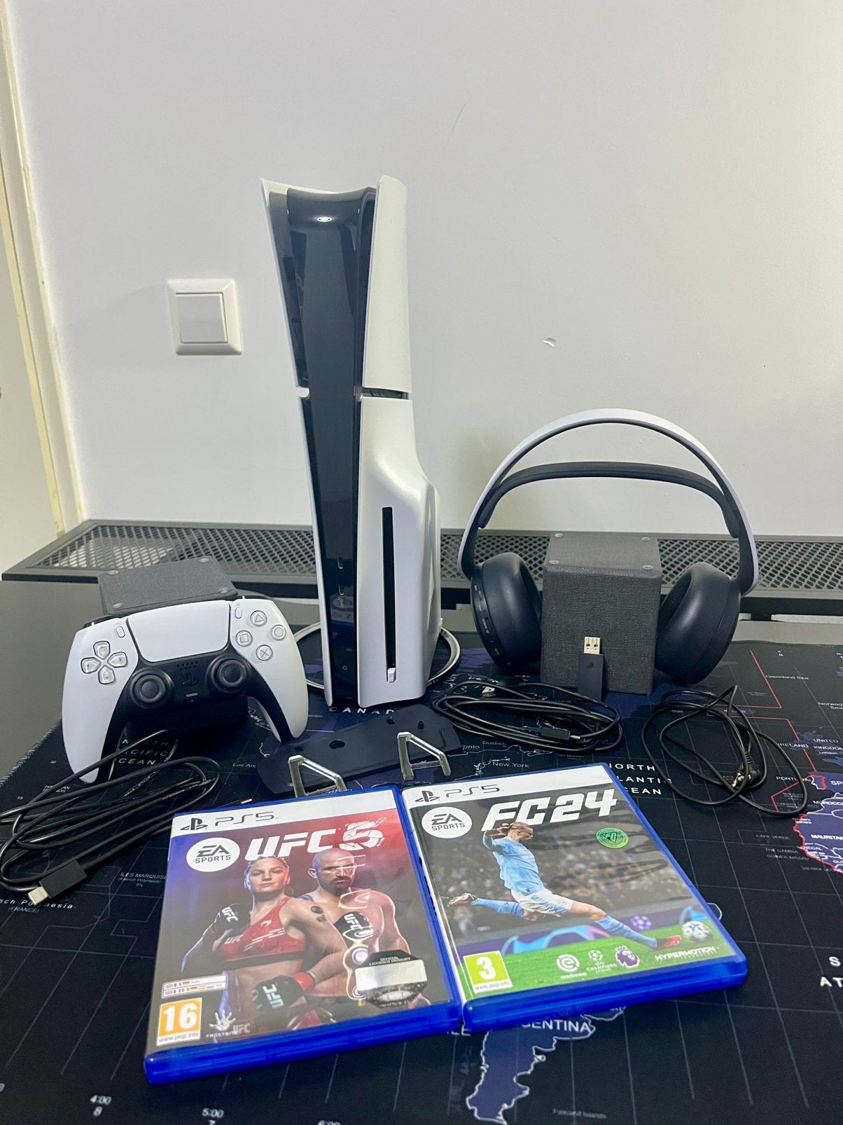 PS5 Slim Disc + DualSense + PS5 Pulse 3D + EA FC 24 + UFC 5, Ophalen, Zo goed als nieuw, Playstation 5