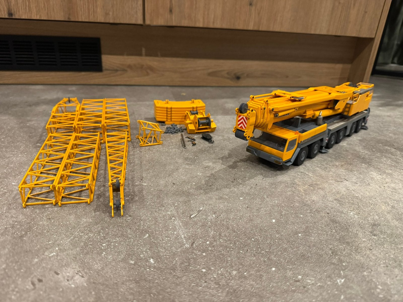 Liebherr LTM1300/1 in fabriekskleuren, Hobby en Vrije tijd, Ophalen, Zo goed als nieuw, Hijskraan, Tractor of Landbouw, Conrad