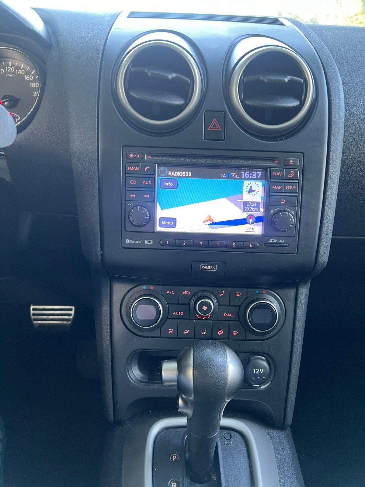 Foto 21 van Nissan Qashqai 1.6 2WD CVT 2013 Wit