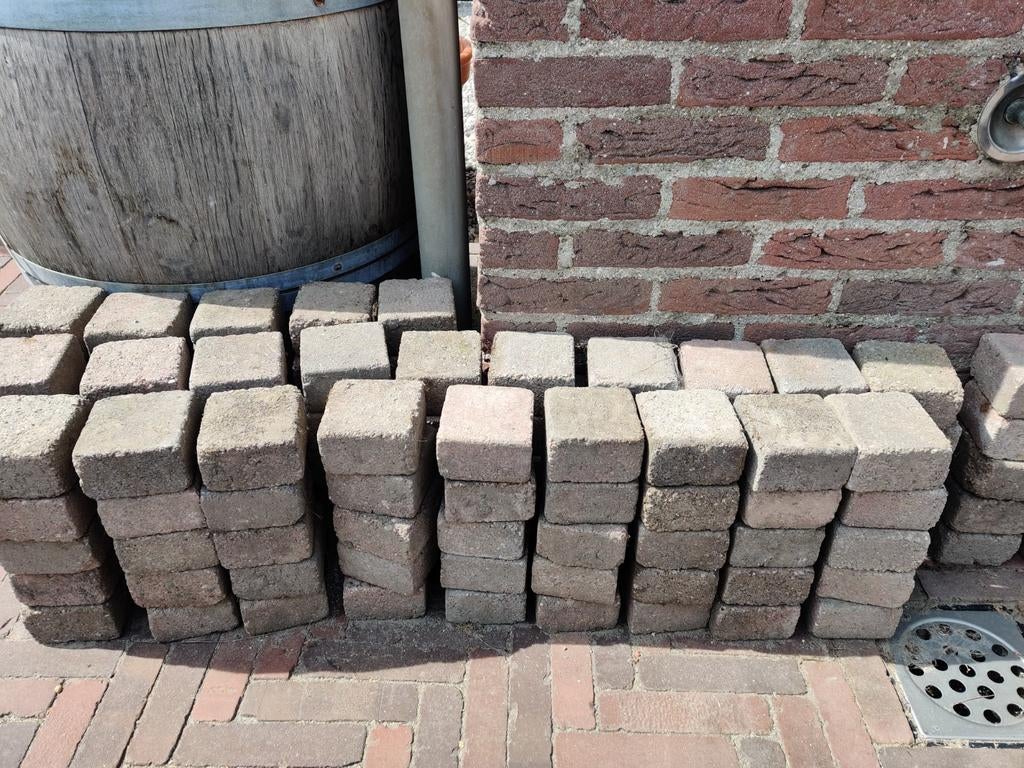 Gratis kleine straatstenen / vierkante klinkers, Ophalen, Gebruikt, Beton, Klinkers