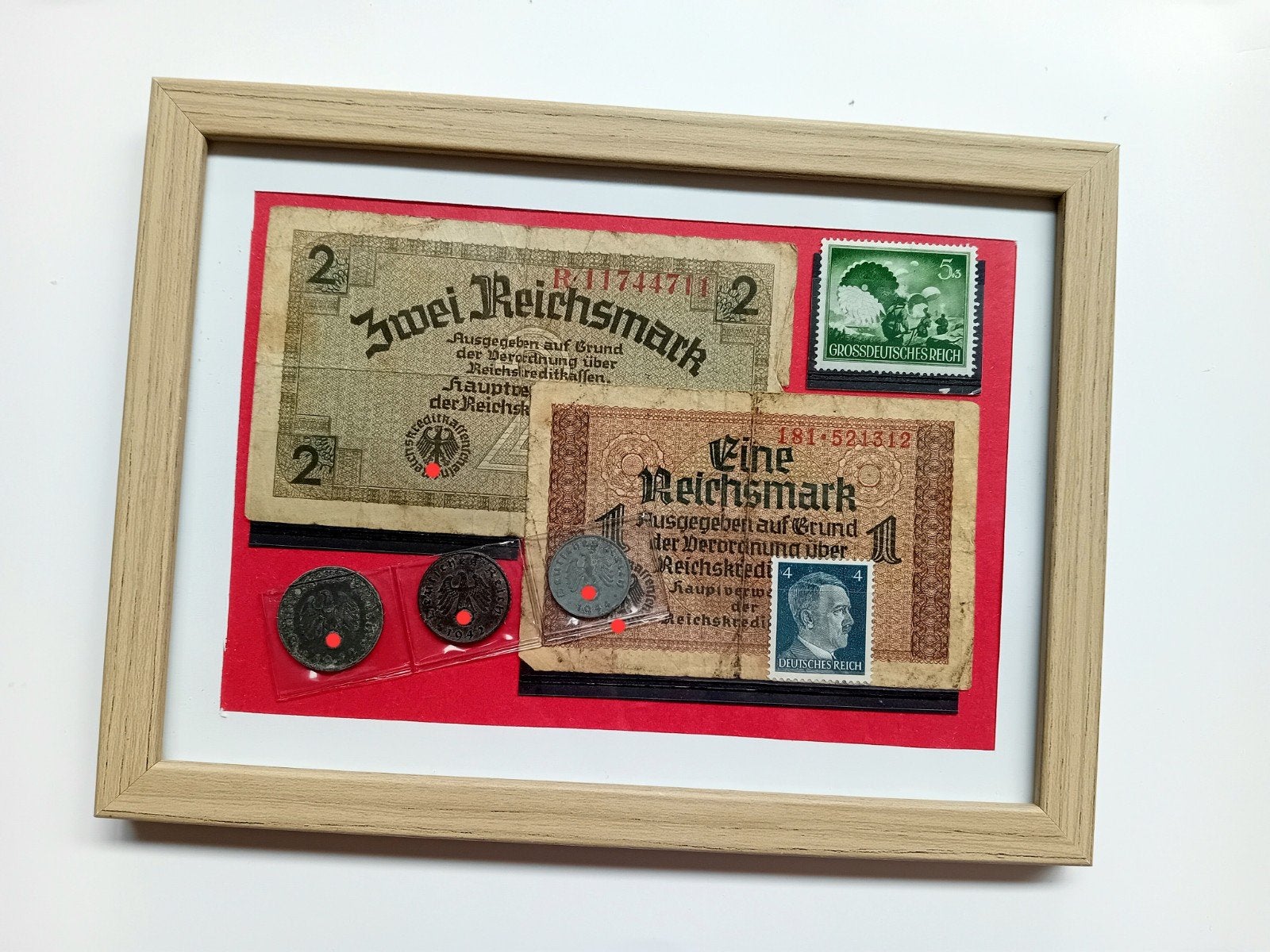 WO2 Ingelijst Display - 1 & 2 Reichsmark, Munten & Zegels, Verzamelen, Ophalen of Verzenden, Luchtmacht, Duitsland, Overige typen