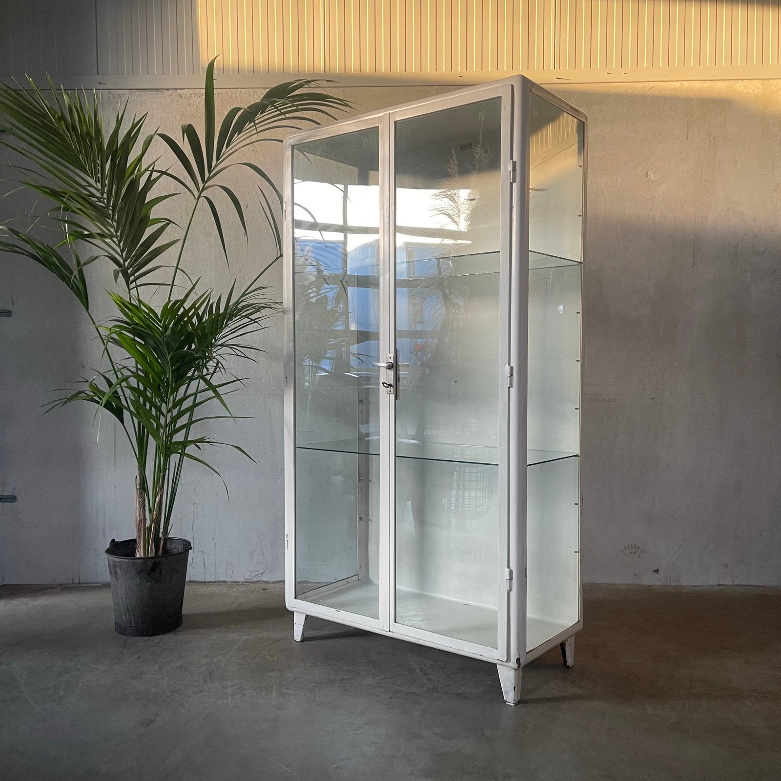 Oude medicijnkast, vintage kast, vitrinekast, vitrine, Ophalen