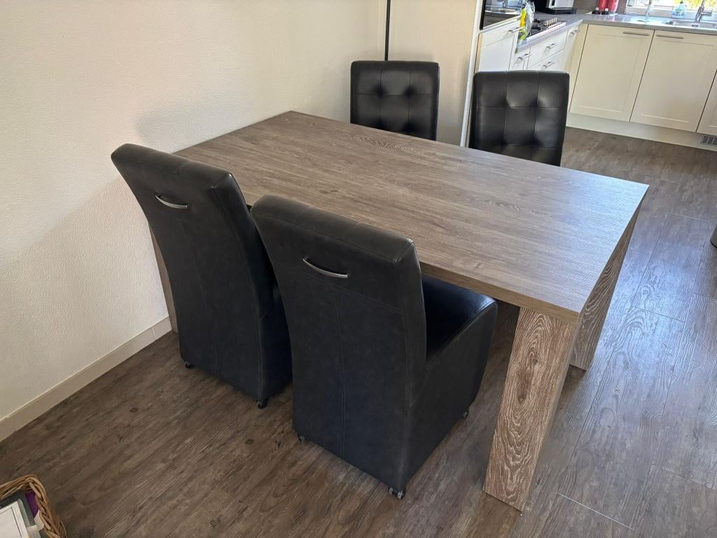 Te koop: eettafel met 4 leren, zwarte stoelen, Ophalen, Gebruikt, 50 tot 100 cm, 150 tot 200 cm